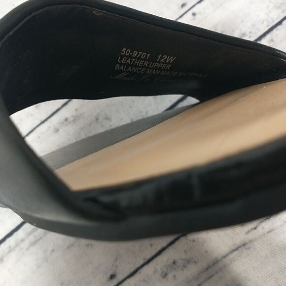 Bella Vita Woman's SZ 12W Black Fitz Lucite Block Heel . Condition is Pre-owned - Picture 4 of 8